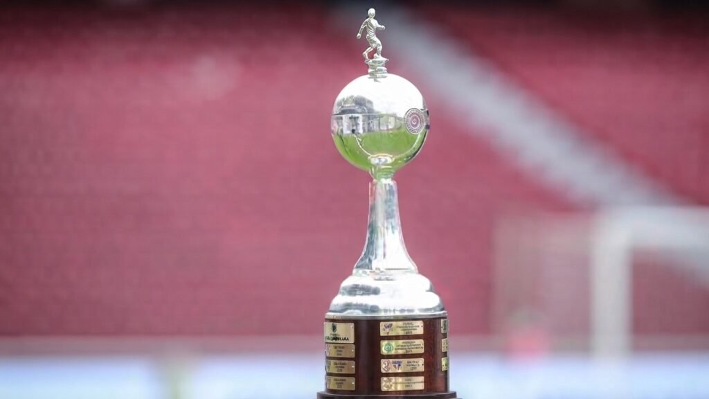 Jugadoras disputando un balón en el torneo de la Conmebol Libertadores Femenina