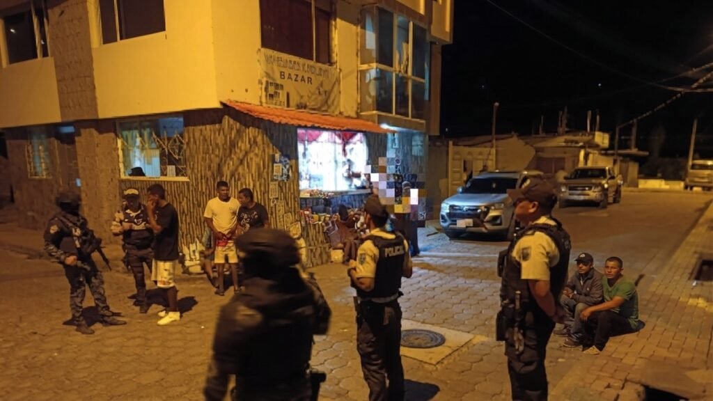 Personal de Criminalística y Policía Nacional acordonando escena de investigación