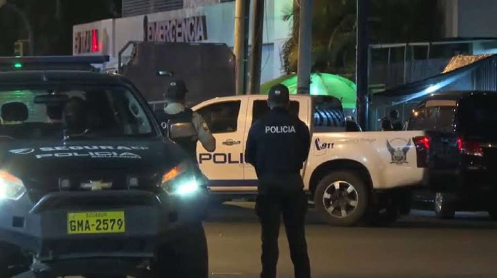 Personal policial custodiando los exteriores del Hospital Teodoro Maldonado Carbo en Guayaquil