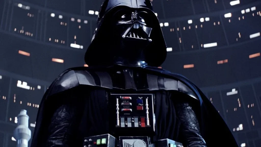 Casco emblemático de Darth Vader en exhibición con iluminación cinematográfica