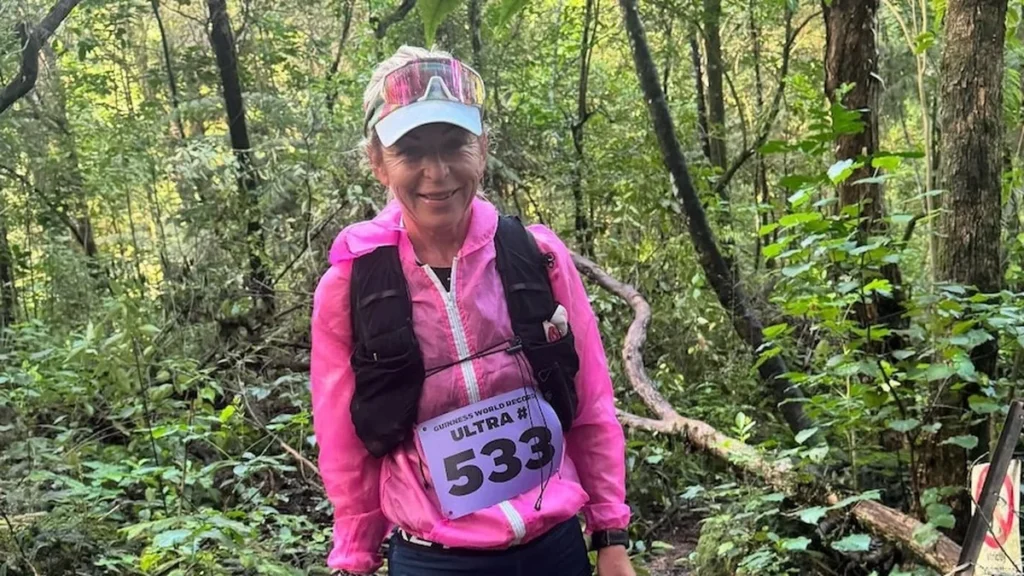 La ultramaratonista Shannon-Leigh Litt corriendo por un sendero natural de Nueva Zelanda