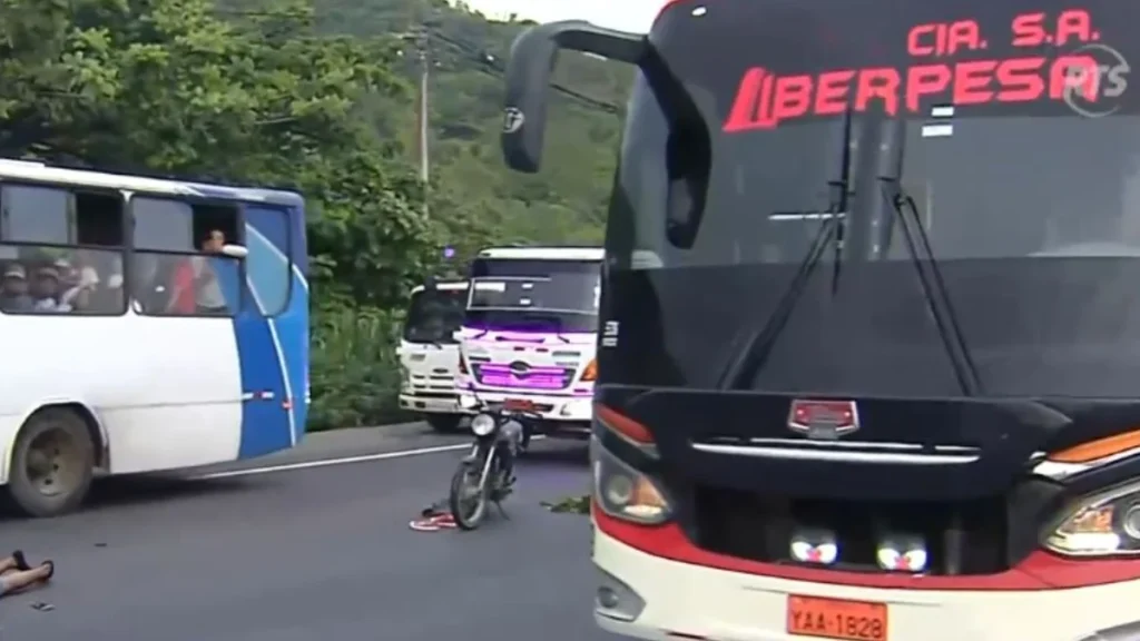 Congestión de vehículos y patrullas de tránsito tras un accidente en la Vía Perimetral de Guayaquil