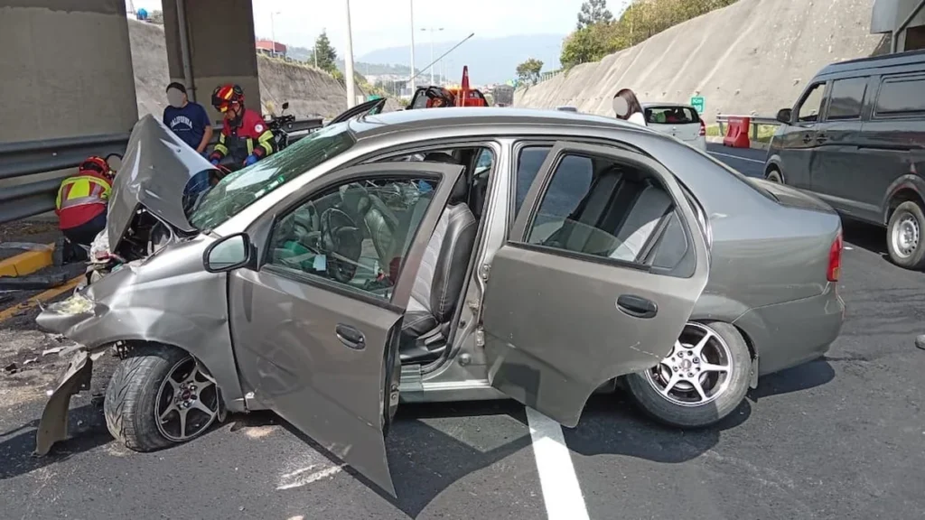 Automóvil con daños frontales tras accidente en la Ruta Viva sector La Cerámica