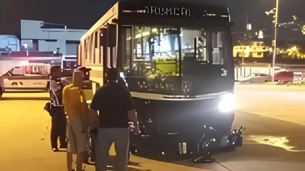 Siniestro de tránsito entre bus alimentador de Metrovía y motocicleta en Guayaquil.