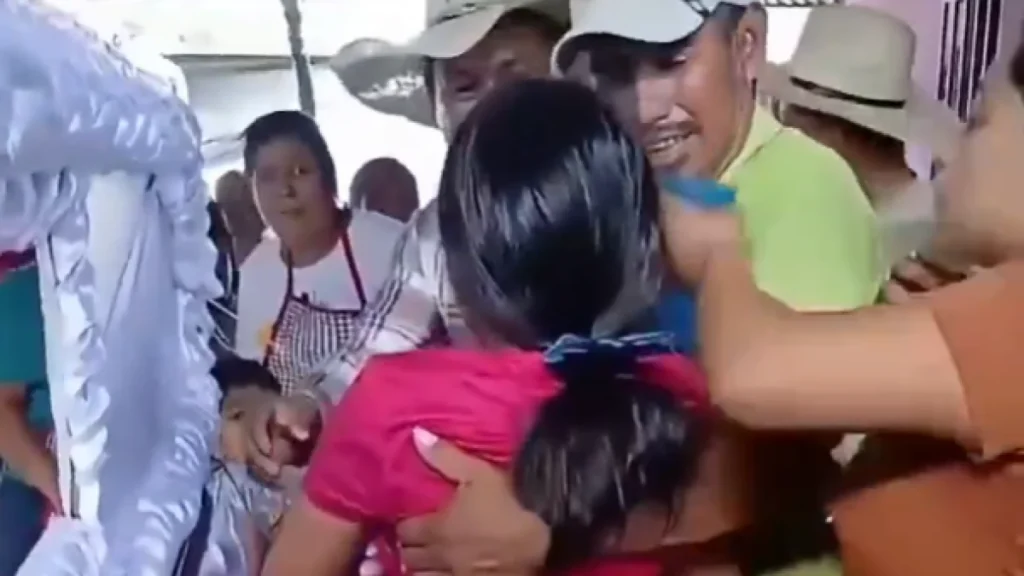 Familiares y médicos durante una emergencia en velatorio en Guatemala