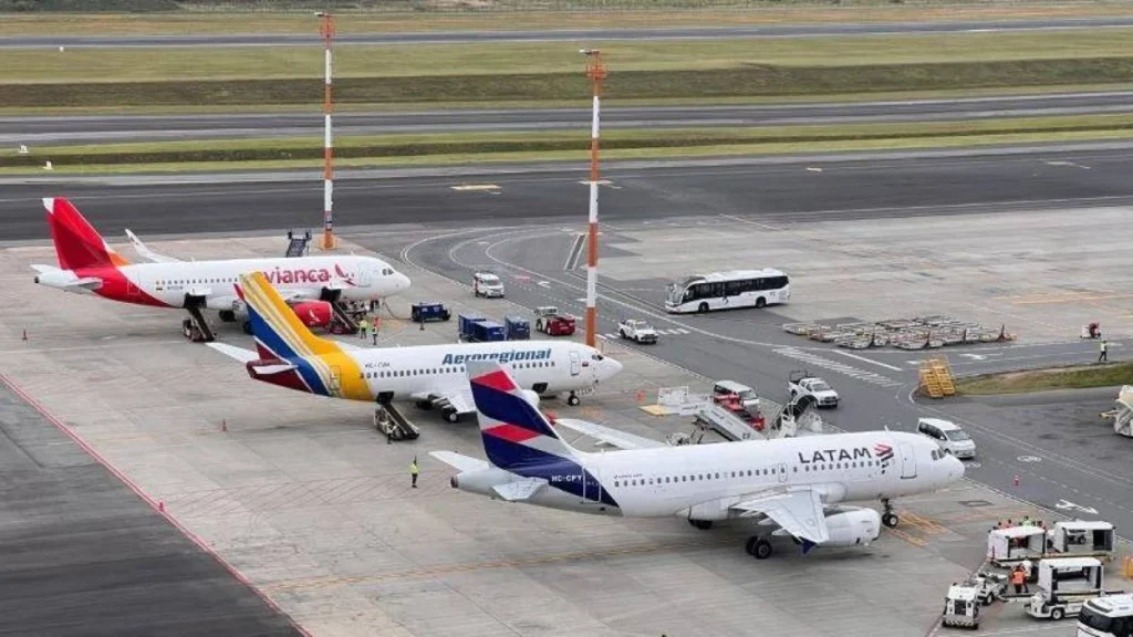 Pista del Aeropuerto Internacional Mariscal Sucre de Quito en mantenimiento