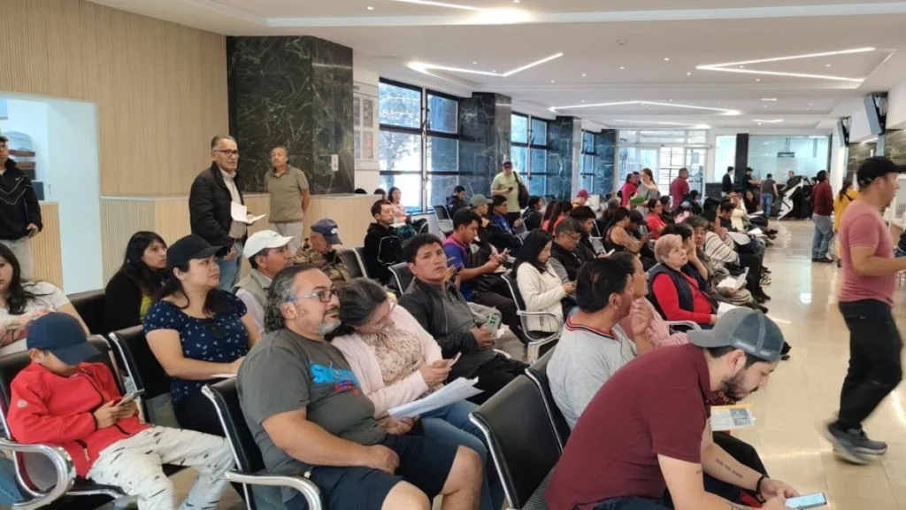 Edificio matriz del IESS en Quito con ciudadanos realizando trámites de afiliación