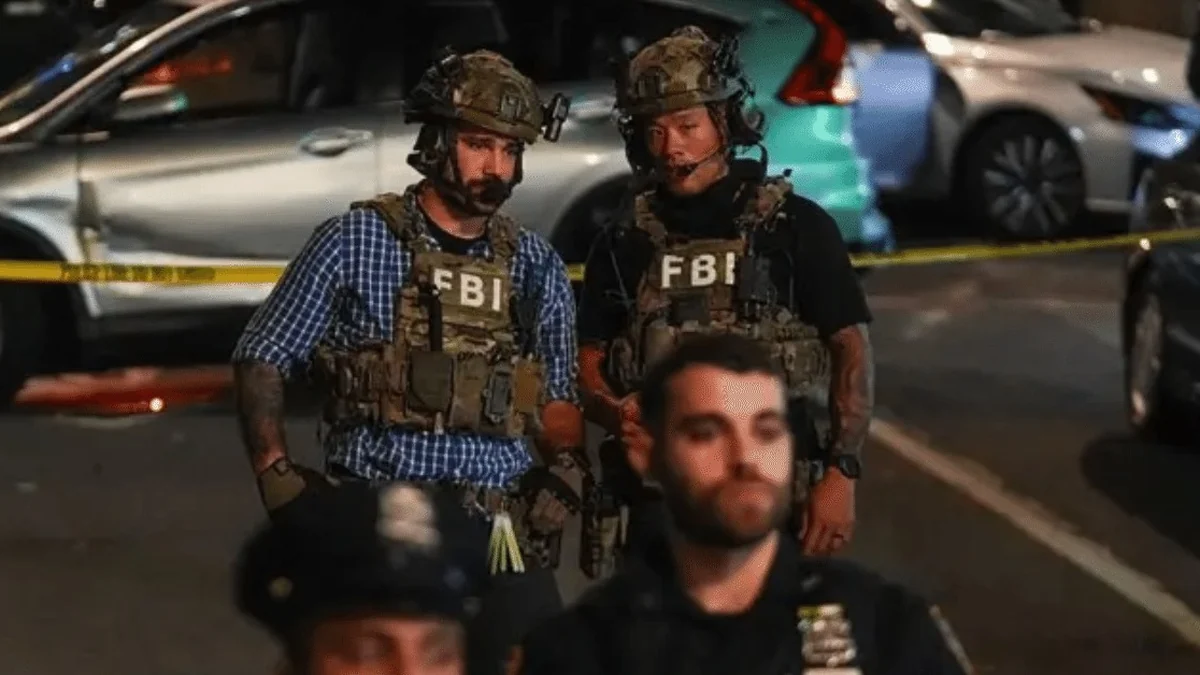 Patrullas de policía y agentes federales en el lugar del incidente armado en Nueva York