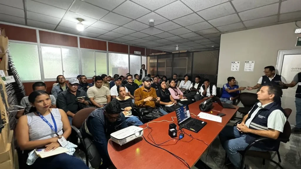 Técnicos agrícolas y productores inspeccionan plantaciones de banano en Guayas