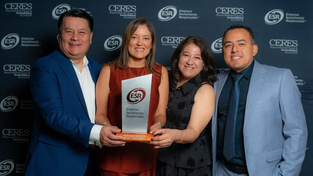 Equipo directivo de Agzulasa recibiendo el Distintivo Empresa Socialmente Responsable