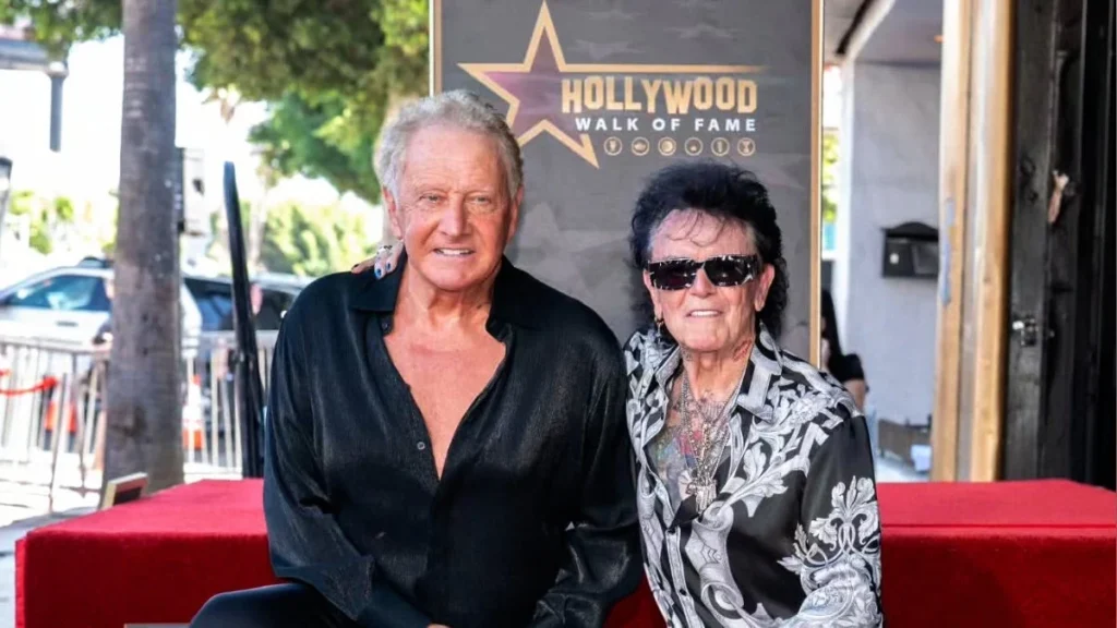 Russell Hitchcock y Graham Russell posando junto a su estrella en Hollywood