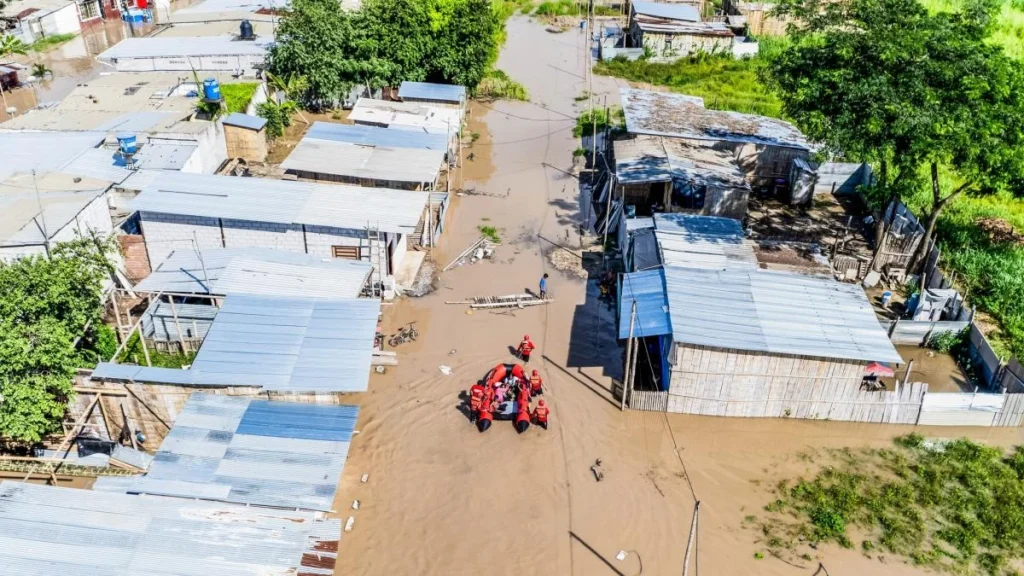 Familias damnificadas en el principal albergue en Machala tras inundaciones