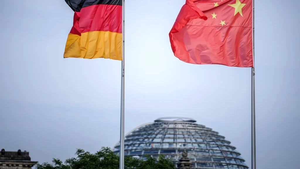 Contenedores marítimos y puerto comercial de Hamburgo en Alemania
