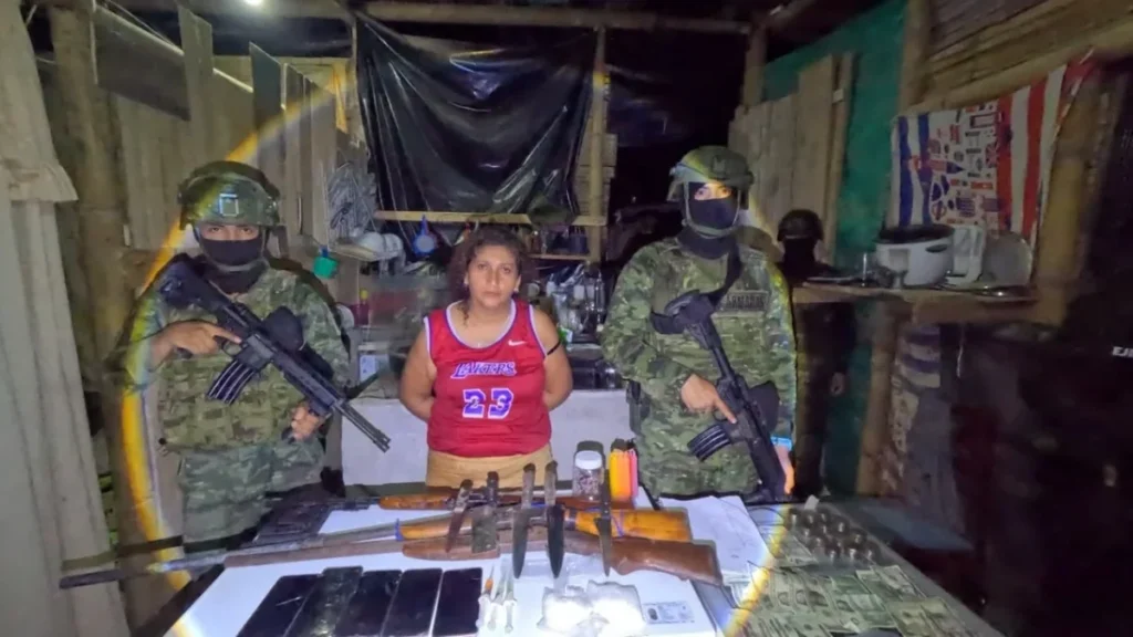 Agentes policiales y militares custodiando evidencias tras operativo Polvo Blanco en Puerto Quito