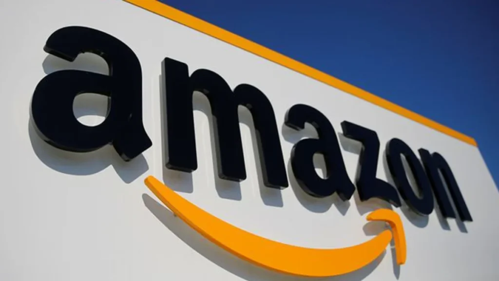 Centro de distribución logística de Amazon con empleados preparando paquetes