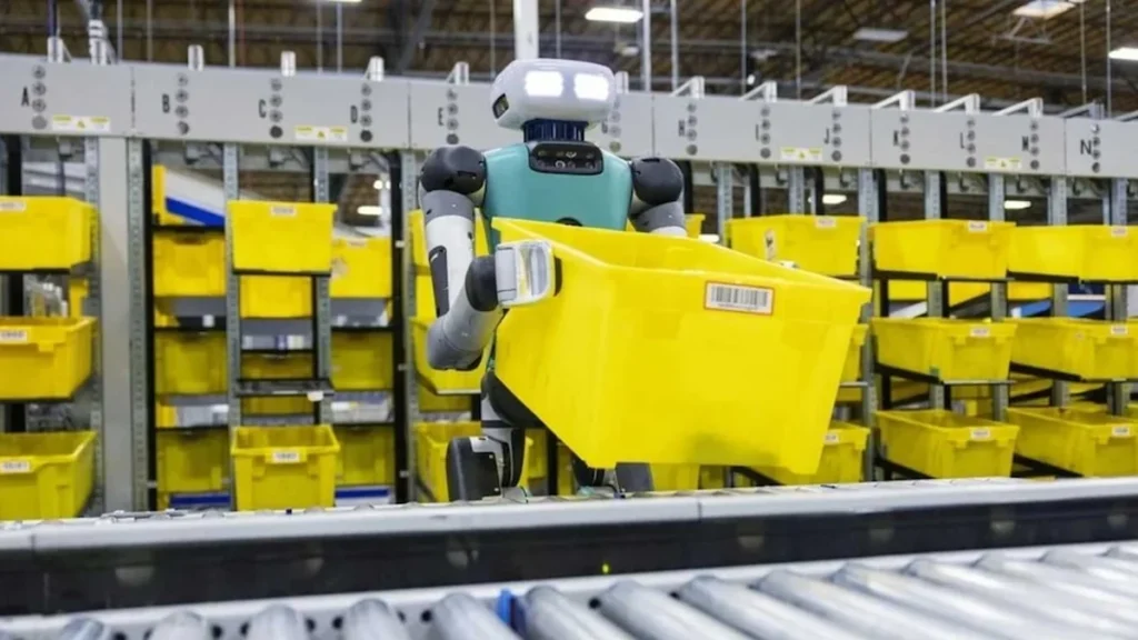 Robots móviles autónomos operando junto a operarios en un centro logístico de Amazon