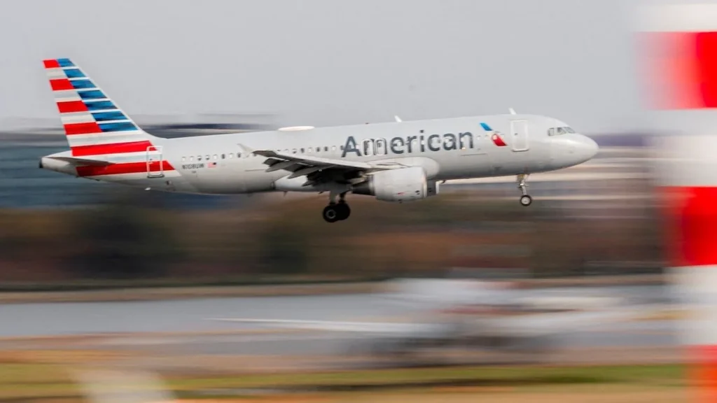 Avión de pasajeros de American Airlines con antena satelital Starlink en el fuselaje