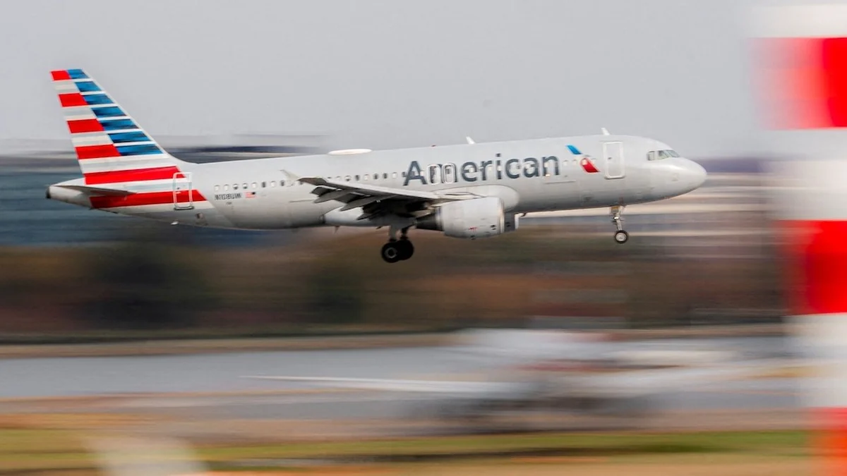 Avión de pasajeros de American Airlines con antena satelital Starlink en el fuselaje