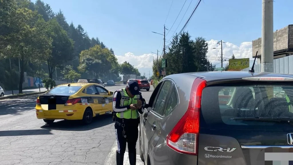 Operativo de control vial de agentes de la Agencia Metropolitana de Tránsito en Quito