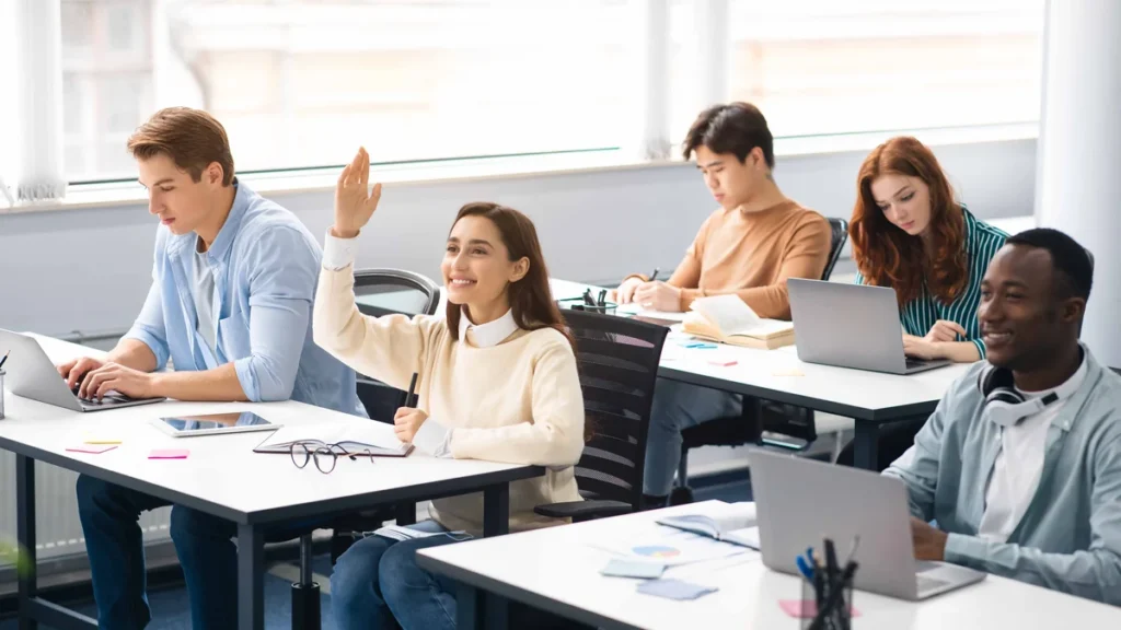 Estudiante y profesional aprendiendo inglés con método estructurado