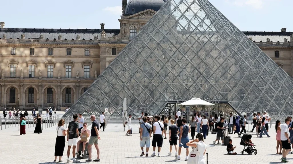 La pirámide de cristal en la entrada principal del Museo del Louvre de París