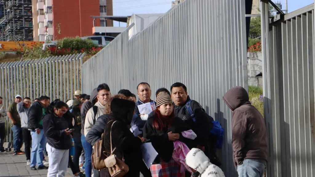 Usuarios en fila para trámites de licencias de conducir en agencia de la ANT