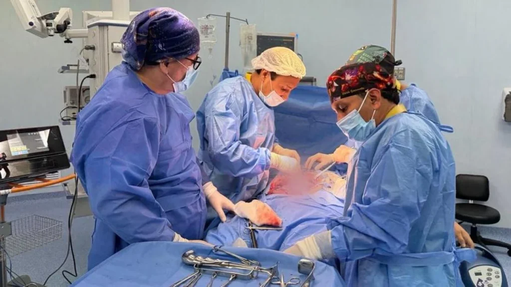 Personal médico realizando una intervención quirúrgica en hospital público