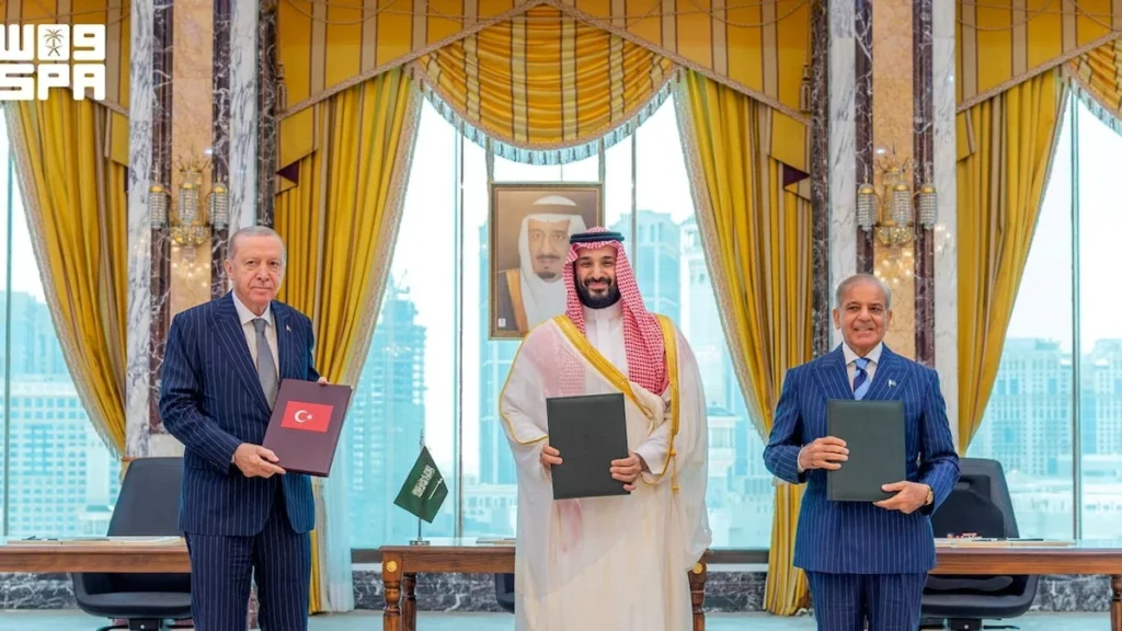 La Gran Mezquita de La Meca y la Kaaba rodeada de fieles peregrinos