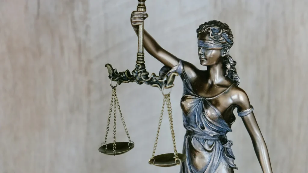 Mazo de juez y documentos legales durante una audiencia arbitral corporativa