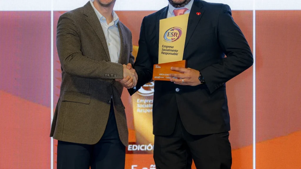 Directivos de Arca Continental y Tonicorp recibiendo la distinción