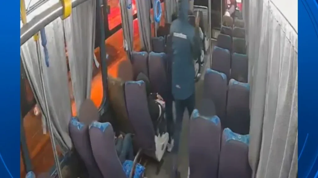 Sujeto con arma blanca cometiendo robo dentro de un bus en Quito