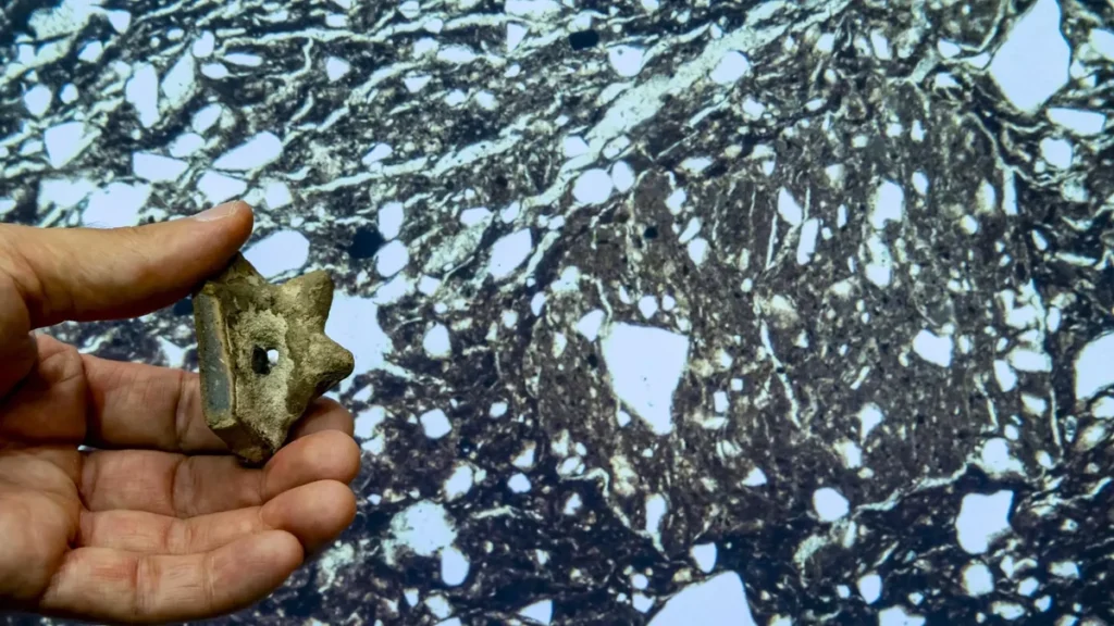Fragmento de cerámica precolombina bajo análisis petrográfico en laboratorio