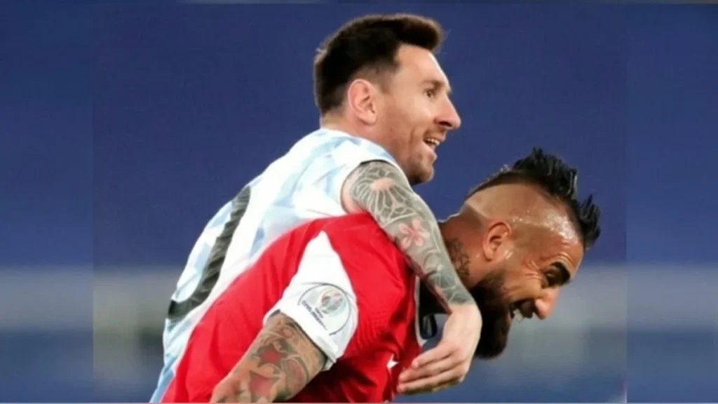 Lionel Messi saludando a los aficionados de la selección argentina