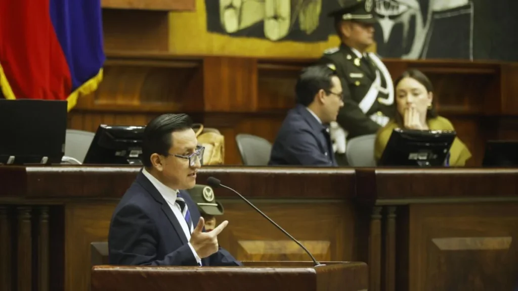 Asamblea censura y destituye a David Rosero como vocal del CPCCS