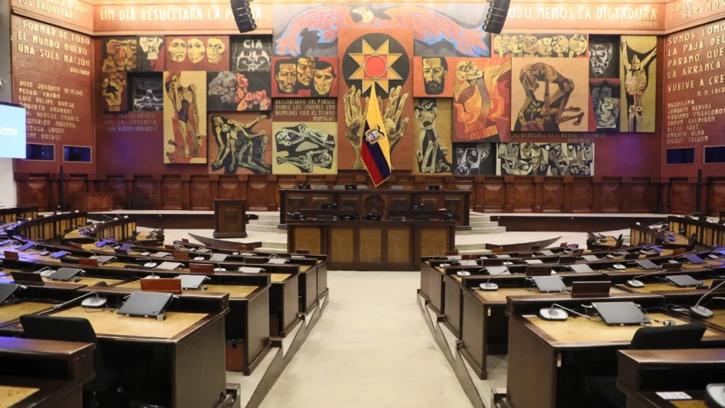 Pleno de la Asamblea Nacional de Ecuador durante intensa sesión legislativa sobre cambio del orden del día