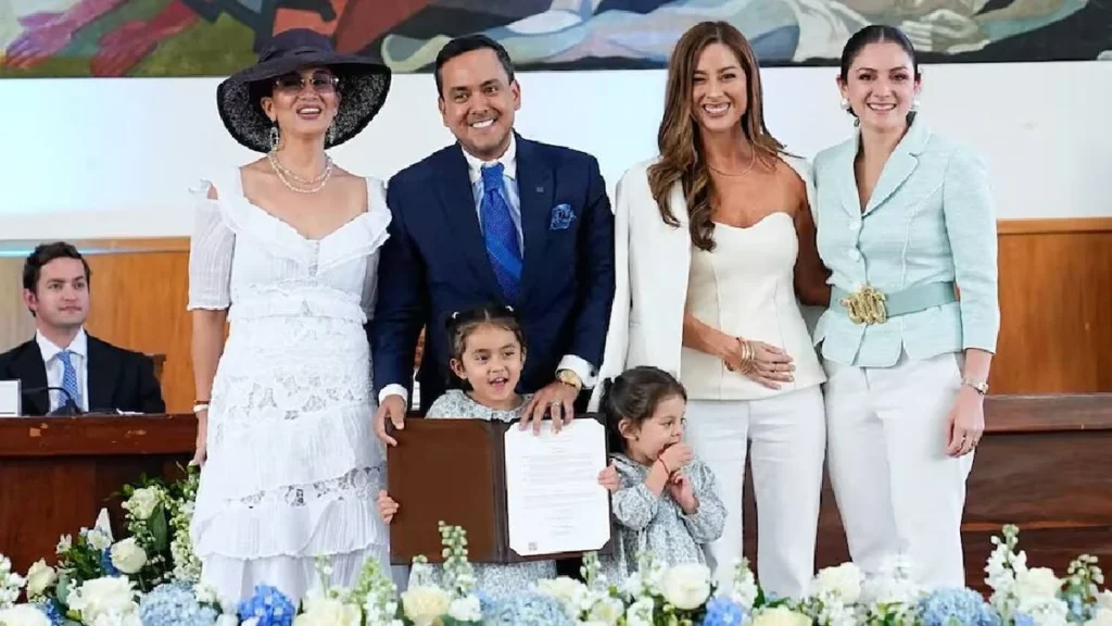 Entrega de la medalla de honor y acuerdo legislativo en el pleno de la Asamblea Nacional