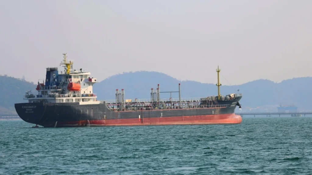 Buque cisterna navegando en aguas del golfo Pérsico cerca del estrecho de Ormuz