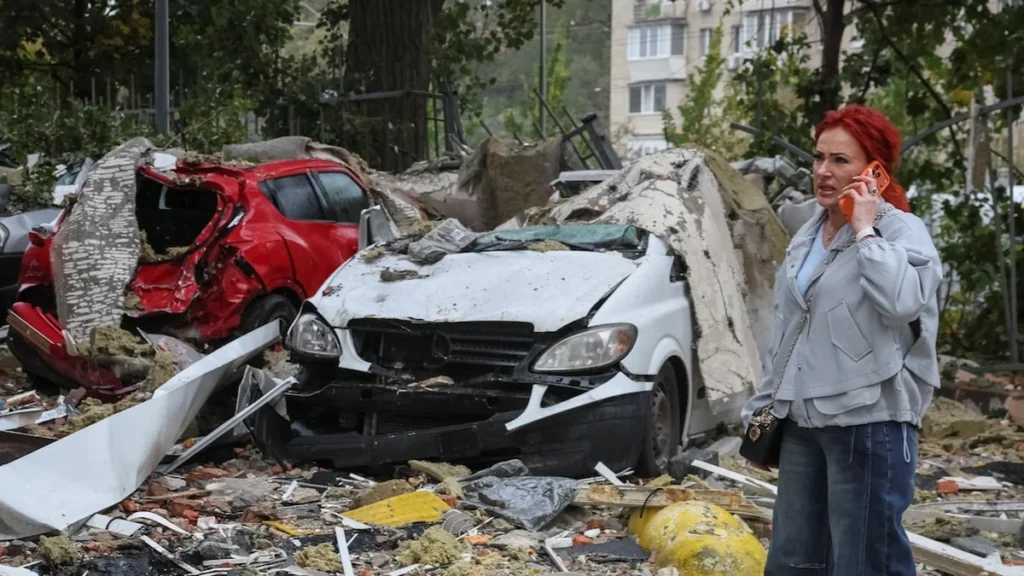 Edificio multifamiliar en Kiev con daños en fachada y fuego tras impacto de dron