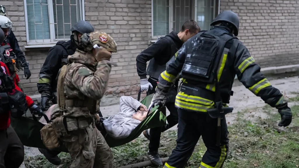 Edificio residencial destruido por ataque con bombas en la ciudad de Zaporiyia