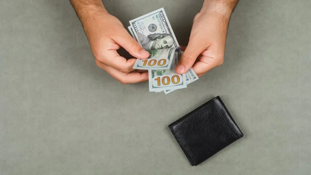Flujo de remesas y billetes de dólares en Ecuador
