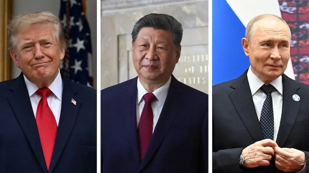 Banderas de Estados Unidos, Rusia y China colocadas para un encuentro diplomático internacional