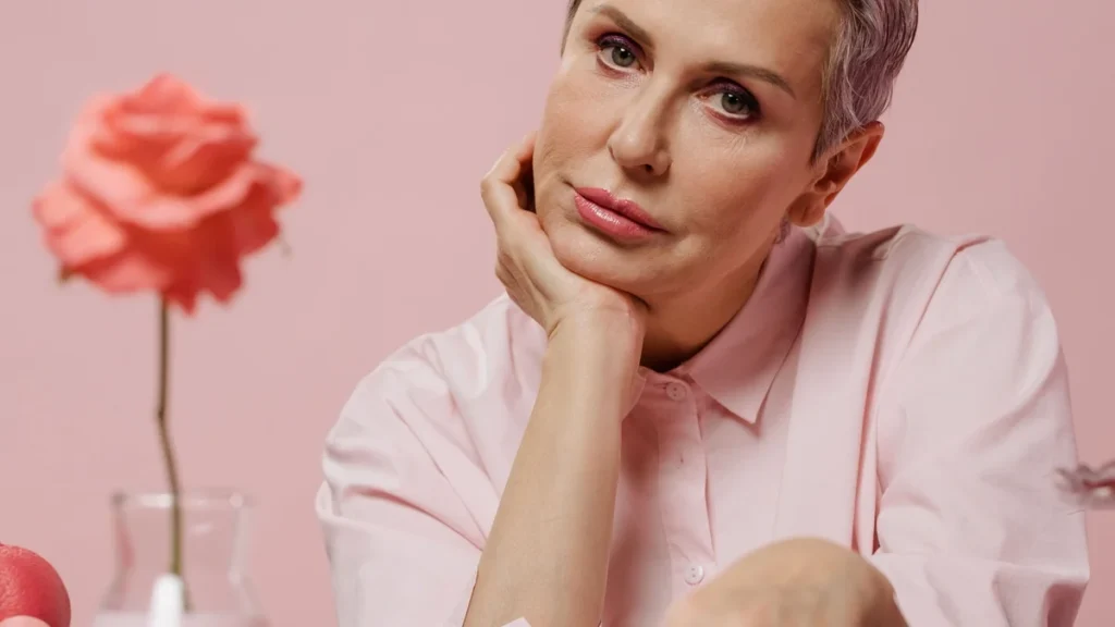 Mujeres profesionales dialogan sobre bienestar y menopausia en la oficina