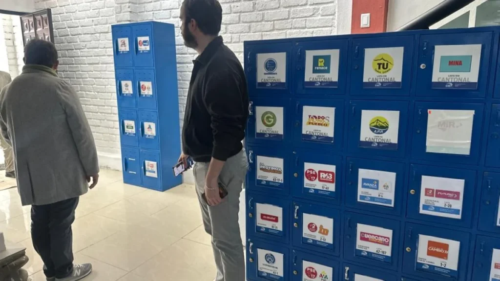 Sesión de la Junta Provincial Electoral de Azuay calificando candidaturas