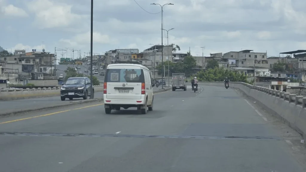 Baches y asfalto deteriorado en la vía Perimetral de Guayaquil