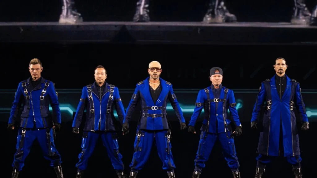 Integrantes de la boy band estadounidense Backstreet Boys posando juntos en escenario