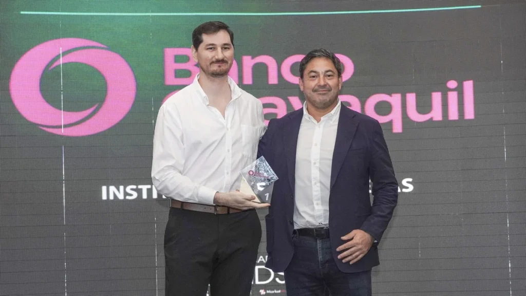 Directivos de Banco Guayaquil recibiendo reconocimiento de experiencia de cliente