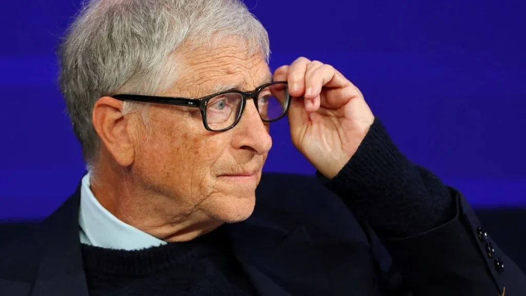 Bill Gates durante una conferencia sobre tecnología y futuro digital