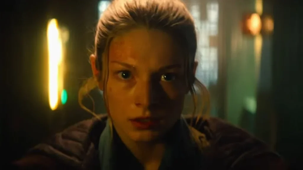 Escena distópica y luces de neón en el tráiler de Blade Runner 2099