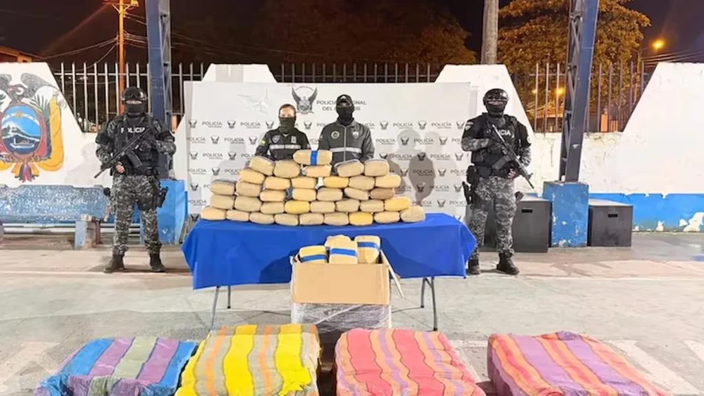 Agentes policiales custodiando bloques de droga incautados en Esmeraldas
