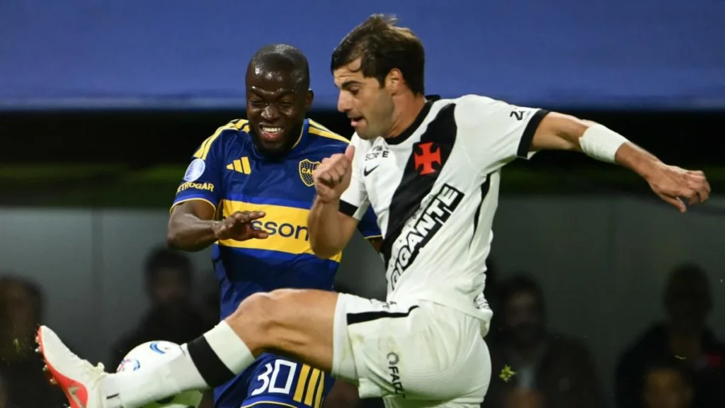 Disputa de balón en el partido entre Boca Juniors y Vasco da Gama